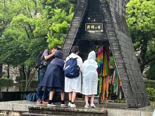 写真:折り鶴を納めている様子
