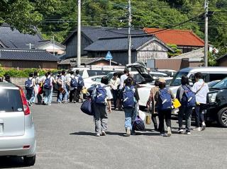 写真:各家庭へ移動