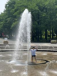 写真:噴水の水でびしょびしょになりながらピースしている生徒の様子