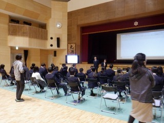 写真：キャリア学習の一環としてライフ・プランニングについて学ぶ様子1