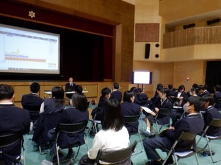 写真：キャリア学習の一環としてライフ・プランニングについて学ぶ様子2