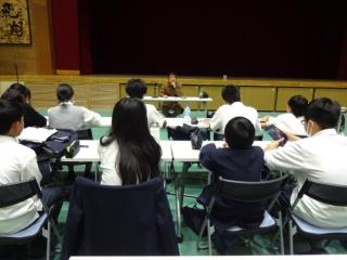 写真:本校卒業生の話