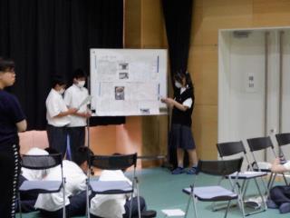 写真:班で壁新聞の発表