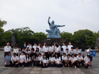 写真:平和公園 平和祈念像にて