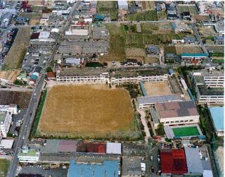 写真:平成9年(1997年)頃の校舎(南から北方向)