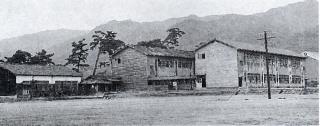 写真:昭和32年(1957年)頃の校舎全景