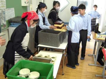 写真：中学校給食がスタート1