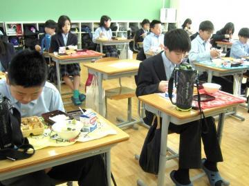 写真：中学校給食がスタート2