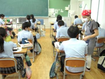 写真：栄養教諭の巡回指導1