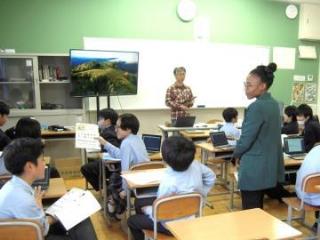 写真：7年生・留学生の授業見学1