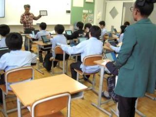 写真：7年生・留学生の授業見学2