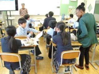 写真：7年生・留学生の授業見学3