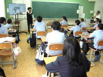 写真：7年生・留学生の出前授業（令和6年7月4日）2