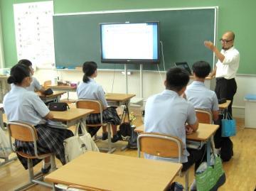 写真：高校の先生による出前授業