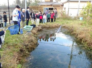写真：池の水を抜いている様子
