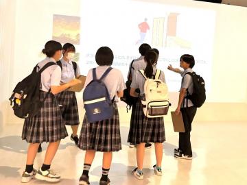 写真：人と防災未来センターを見学する生徒ら1