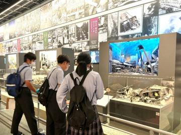 写真：人と防災未来センターを見学する生徒ら2