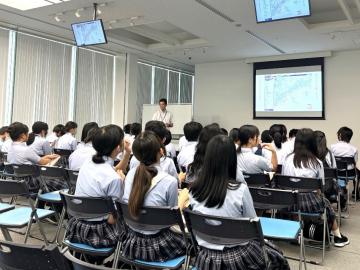 写真：研究員セミナーの様子