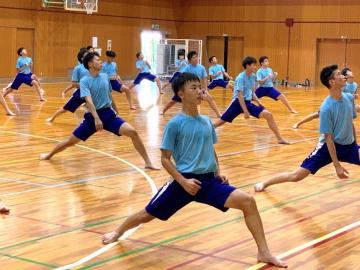 写真：男子の集団演技の練習