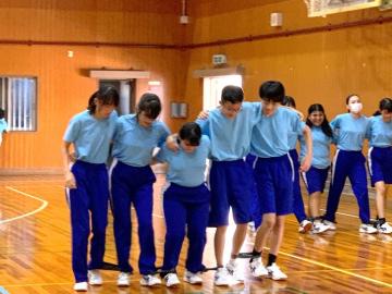 写真：5人6脚の練習