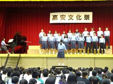 写真：8年2組の合唱の様子