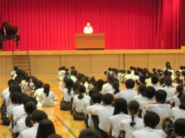 写真：壇上で喋る校長