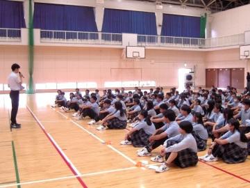 写真：生徒集会の様子