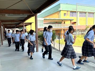写真：避難訓練をする生徒ら1