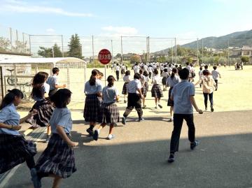 写真：避難訓練をする生徒ら2