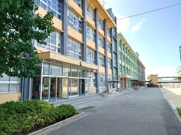 写真：東門から中央玄関へ