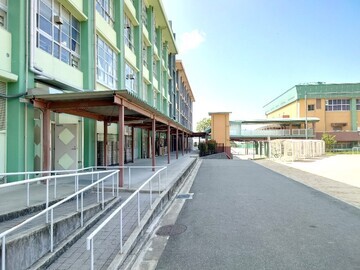写真：中央玄関から後期課程玄関
