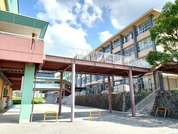 写真：西門から後期課程玄関