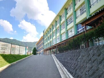 写真：西門から中央玄関へ