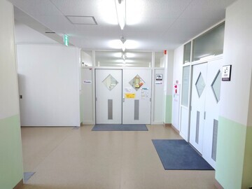 写真：中央玄関から職員室入口