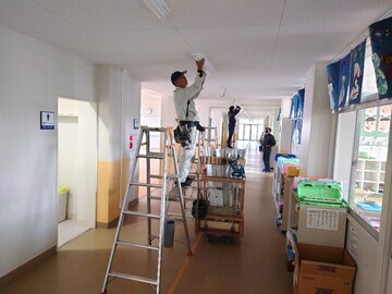 写真：廊下のLED照明の取り換えの様子