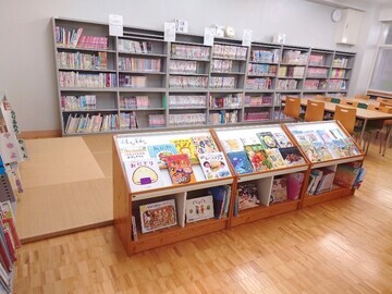 写真：共用エリア2F・前期課程側図書室