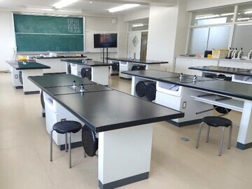 写真：共用エリア3F・後期課程第1理科室