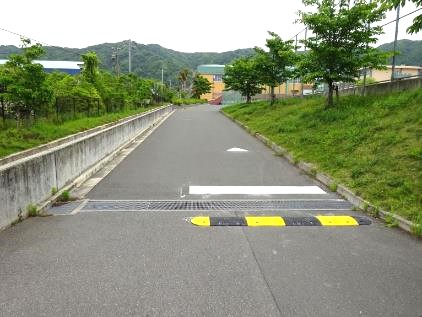 西門から駐車場方向の写真です。