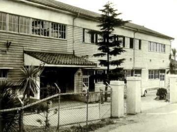 写真:昭和42年(1967年)卒業アルバムより 校舎正門