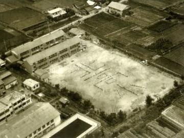 写真: 昭和44年(1969年)卒業アルバムより 航空