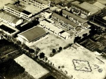 写真:昭和50年(1975年)卒業アルバムより 航空