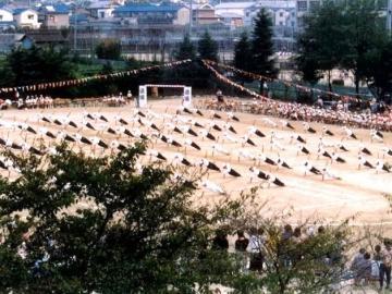 写真:昭和63年(1988年)卒業アルバムより 運動会