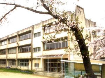 写真:平成28年(2016年)卒業アルバムより 校舎全景