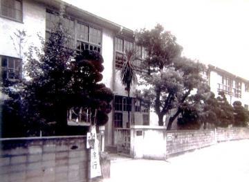 写真:昭和45年(1970年)頃の小学校の正門