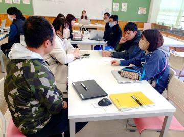 写真：互いに学び合う研修1