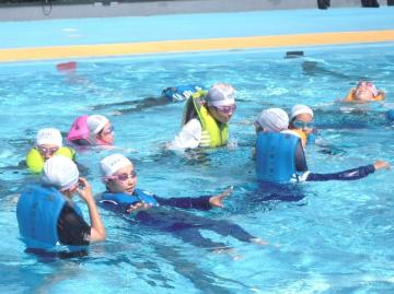 写真：着衣水泳の様子2