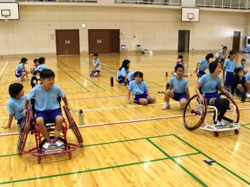 写真：車いすリレーの様子