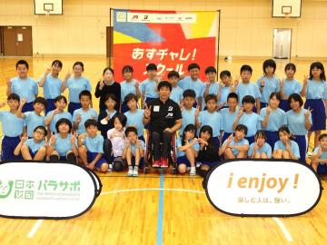 写真：永尾さんと記念写真を撮る児童ら