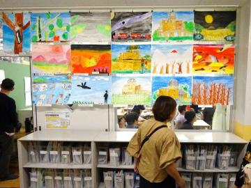 写真：廊下に掲示された作品