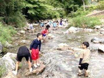 写真：川遊び・魚つかみ1